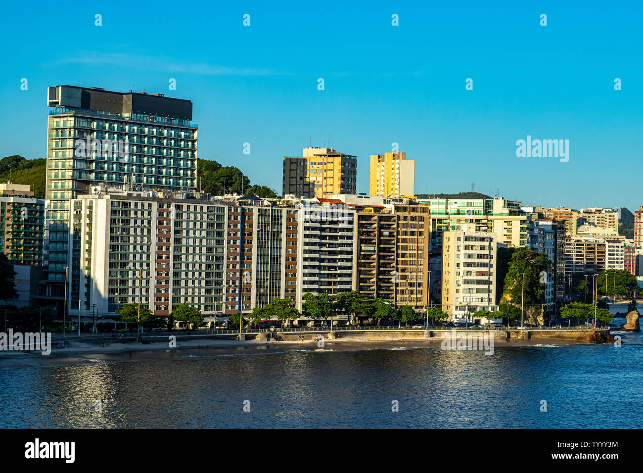 Ciudad junto al mar. Ciudad de Niterói, en el estado de Rio de Janeiro, Brasil en América del Sur. Foto de stock