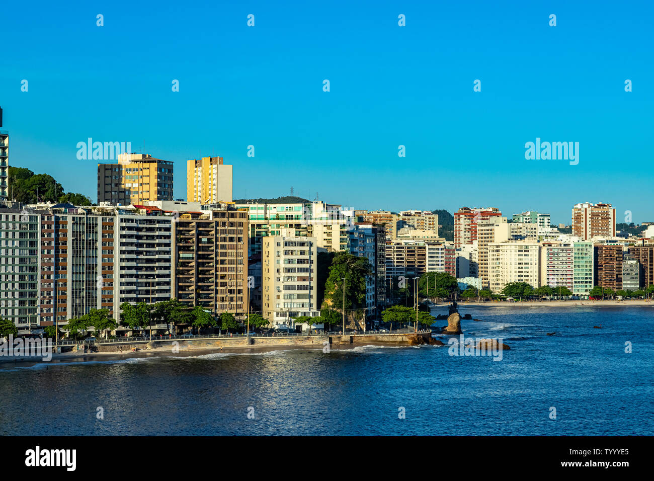 Ciudad junto al mar. Ciudad de Niterói, en el estado de Rio de Janeiro, Brasil en América del Sur. Foto de stock