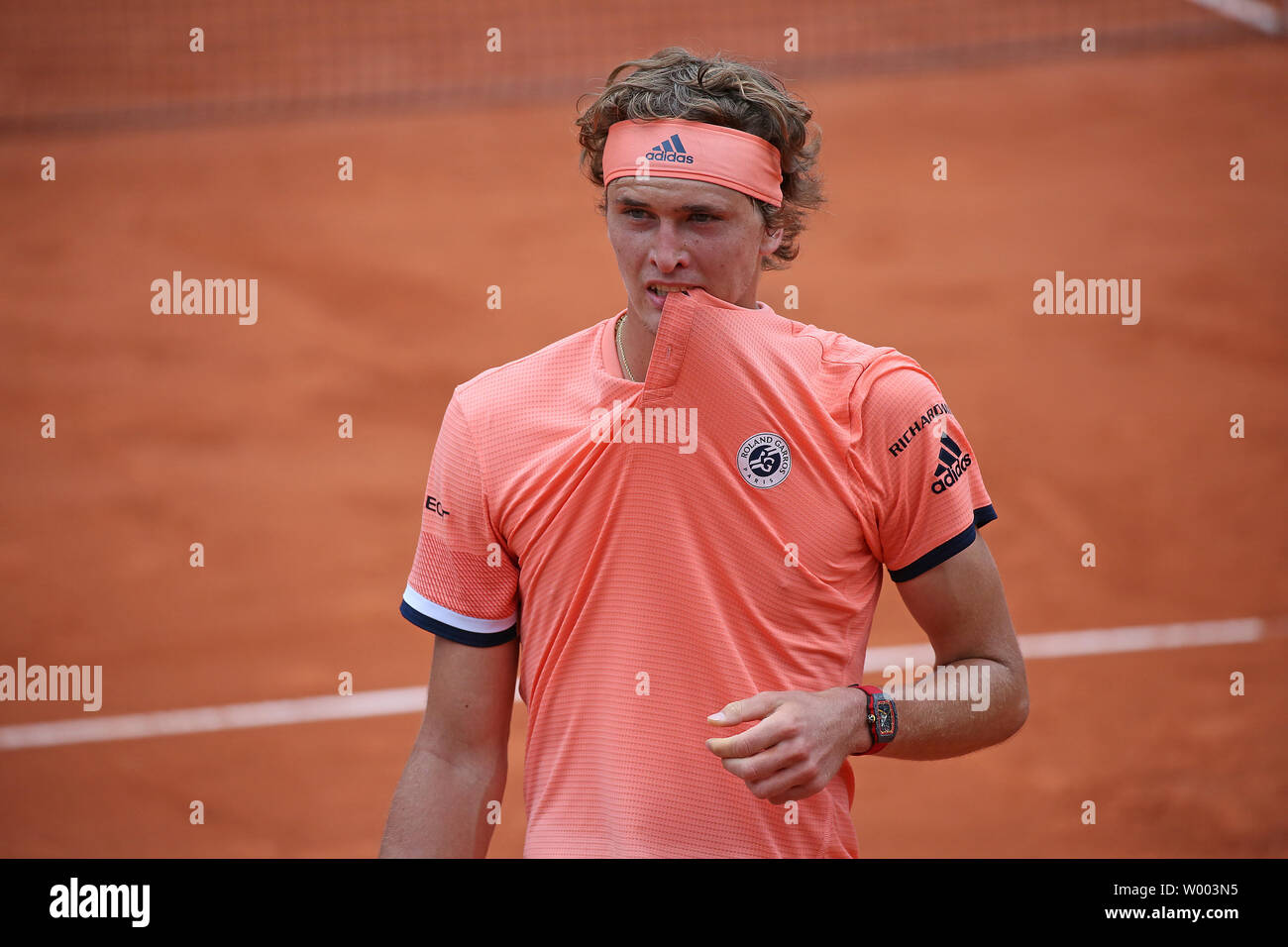 Alexander Zverev de Alemania muerde su camiseta durante su French Open  Men's tercera ronda partido contra Damir Dzumhur de Bosnia y Herzegovina en  el Roland Garros en París el 1 de junio