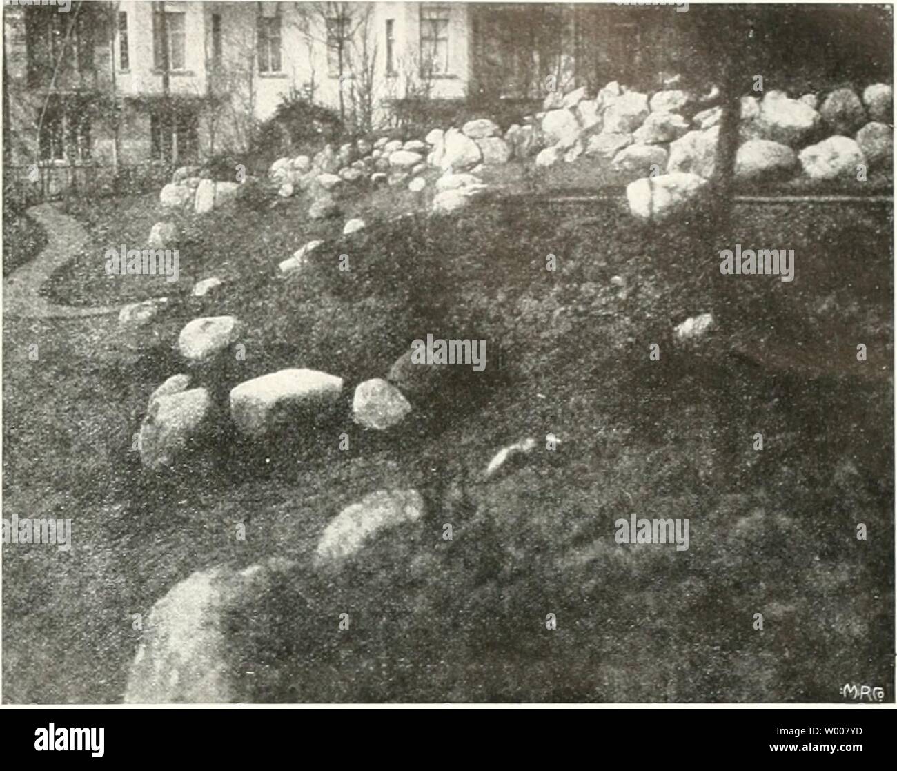 Imagen de archivo de la página 12 de morir Gartenkunst (1899). Die Gartenkunst diegartenkunst09deut Año: 1899 IX, 1 DIK eines GARTENKUNST schlichten Bauernhauses am Rande eines Waldes: auch hier erlebt unser Auge durch das Vorhandensein dieses Hauses eine reichere Freude, als wenn es nur den schlichten Waldrand en sich aufnÃ¤hme. Man darf das natÃ¼rlich niclit tan auffassen, als mÃ¼fste nun vor ein hÃ¼bsches jedem Waldrand Bauernhaus stehen. Wir werden- der entbehren Waldeinsamkeit nicht wollen: ai&GT;er die Unterbrechung gelegentliche Bereicherung uml wird uns sogar den Genufs dei darauffolgenden Ki Foto de stock