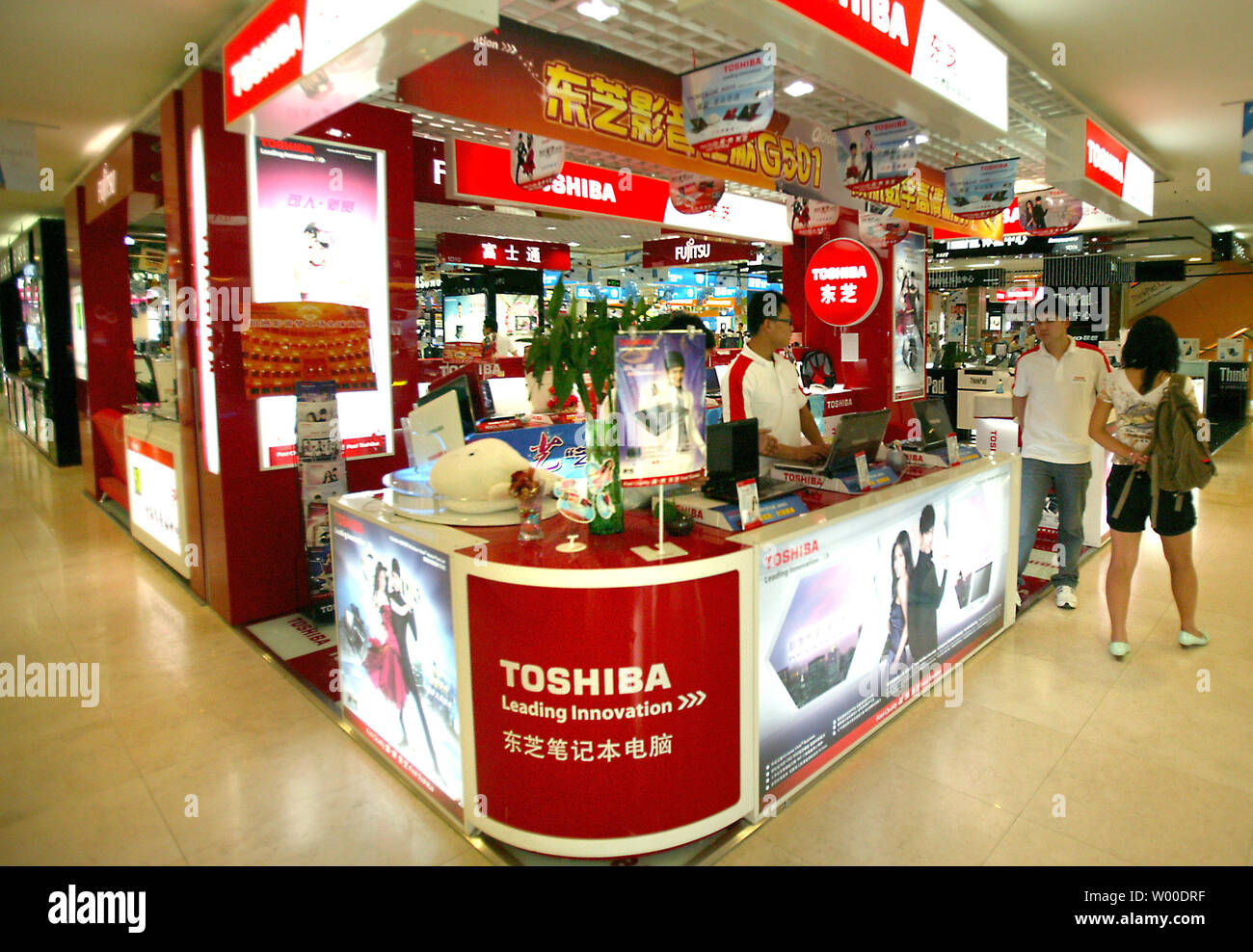 mujer china para un nuevo en centro comercial de electrónica en Beijing el 23 de junio de 2009. China del plazo para la instalación de software de filtrado