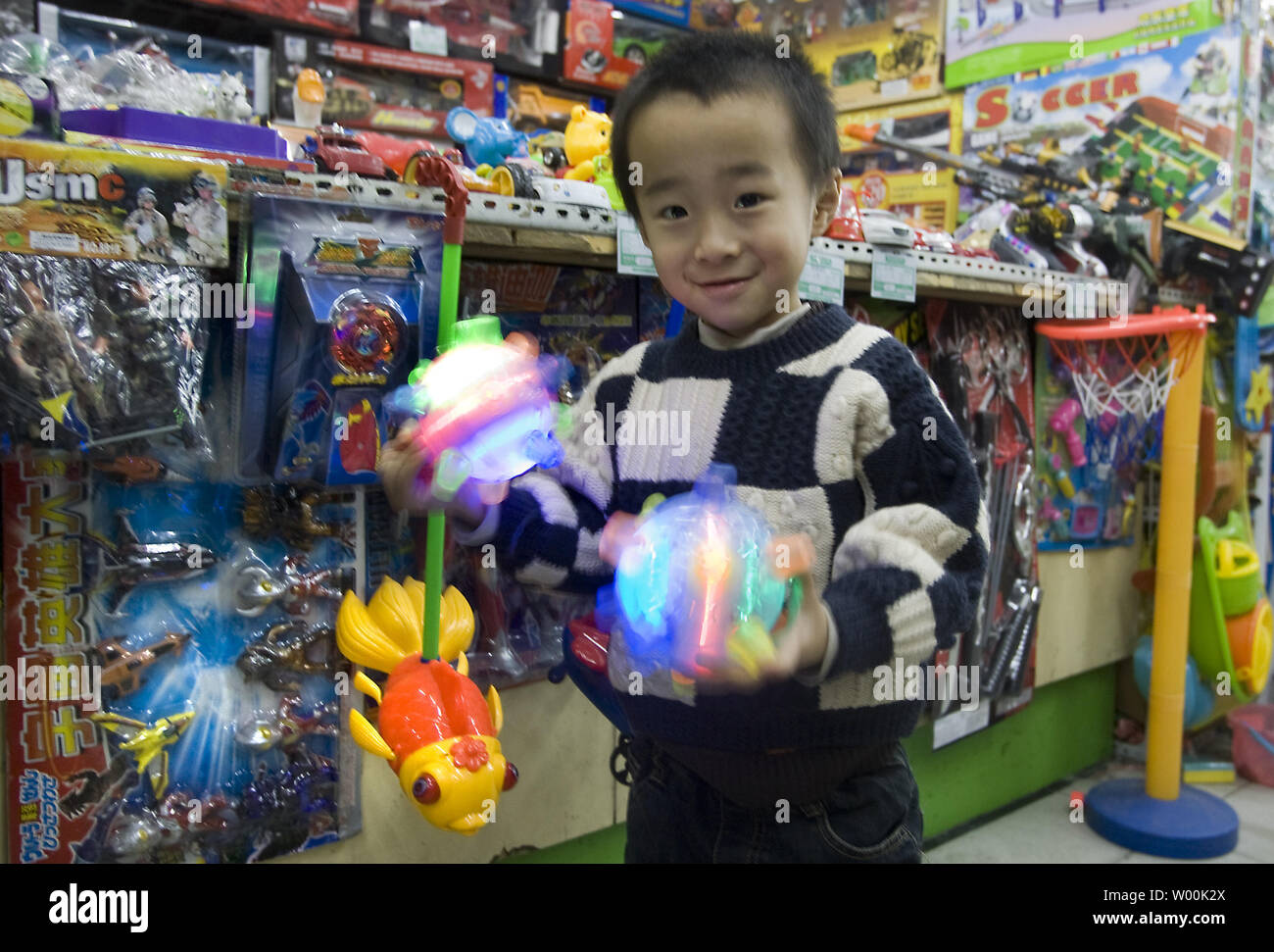 Un niño juega con China vibra, brillando en un popular juguete Juguetes  outlet en el centro de Pekín el 26 de noviembre de 2008. Fabricantes de  juguetes chinos no deben aceptar pedidos