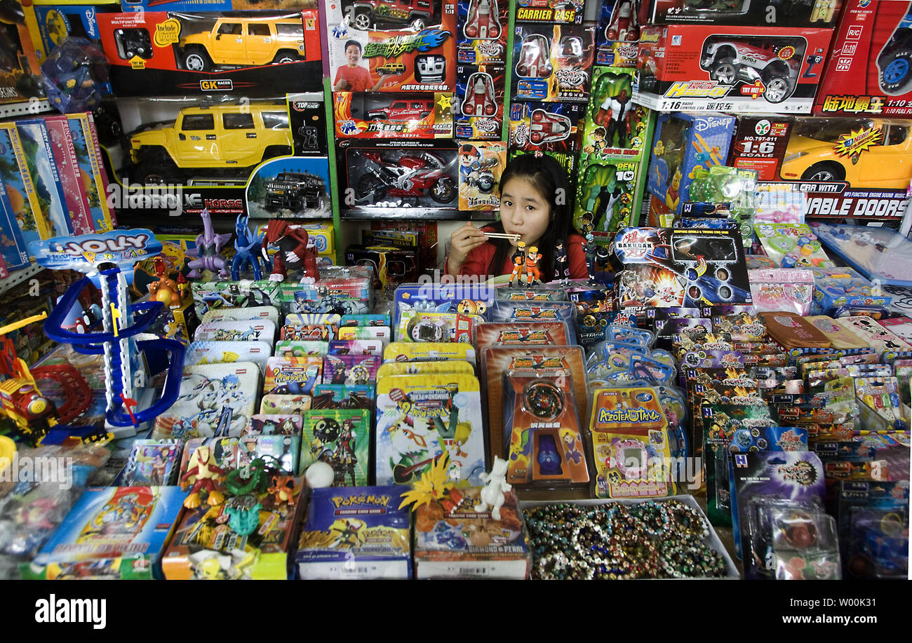 Un operador de calado espera a los clientes para comprar su 'made-in-China"  de juguetes en una salida de juguete popular en el centro de Pekín el 26 de  noviembre de 2008. Fabricantes