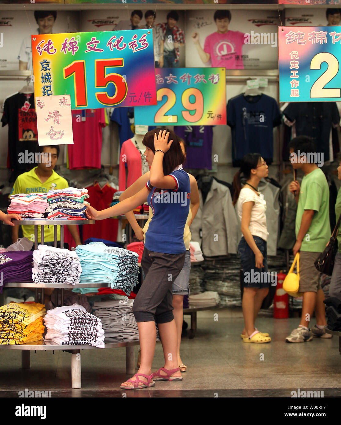 Los consumidores chinos para comprar ropa en un distrito comercial  internacional en Beijing el 17 de agosto de 2010. China se ha convertido en  el mundo es la segunda mayor potencia económica,