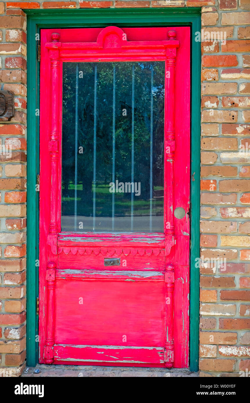 Una puerta de madera vintage está pintado de rojo, 23 de junio de 2019, en Meridian, Mississippi. Foto de stock