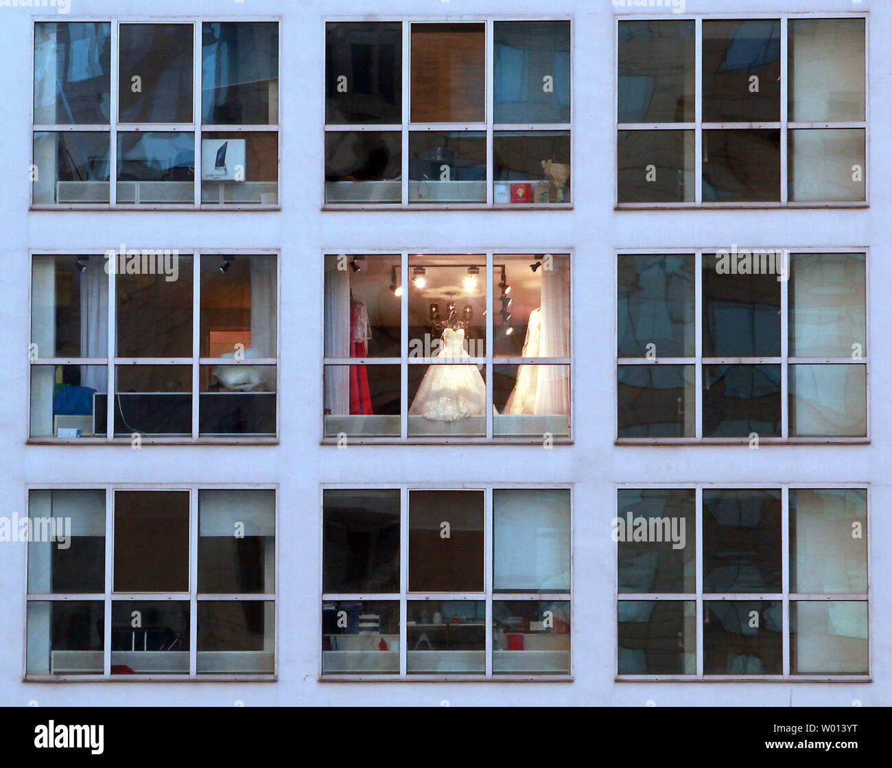 Un vestido de novia boutique está abierta para los negocios en un conjunto residencial principalmente en Beijing el 20 de diciembre de 2013. La economía china se enfrenta a mayores dificultades que lucha con exceso de capacidad de producción, el desempleo, la pobreza urbana y los riesgos para la economía financiera, de acuerdo con los líderes de China. El nuevo gobierno del país ha pedido reformas radicales, incluida la disminución del control estatal sobre las industrias y la promoción de empresas privadas. UPI/Stephen afeitadora Foto de stock