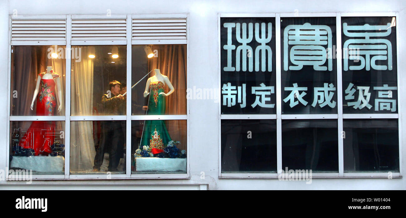 Un vestido de novia boutique está abierta para los negocios en un conjunto residencial principalmente en Beijing el 20 de diciembre de 2013. La economía china se enfrenta a mayores dificultades que lucha con exceso de capacidad de producción, el desempleo, la pobreza urbana y los riesgos para la economía financiera, de acuerdo con los líderes de China. El nuevo gobierno del país ha pedido reformas radicales, incluida la disminución del control estatal sobre las industrias y la promoción de empresas privadas. UPI/Stephen afeitadora Foto de stock