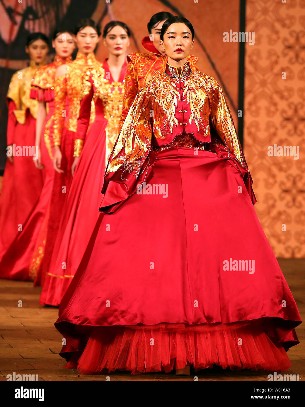 Modelos chinos de ropa desde el 2015 NE-tigre Colección Haute Couture  durante la reunión anual de la Semana de la moda de China en Beijing el 25  de octubre de 2014. Más