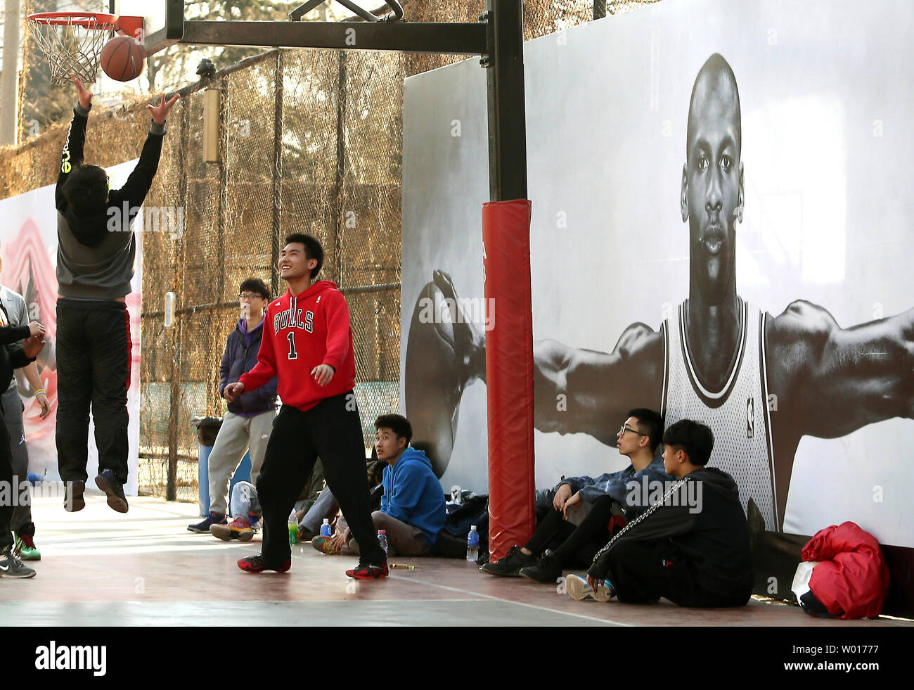 La leyenda de la NBA Michael Jordan aparece en un anuncio de ropa de Nike  basketball en una cancha de baloncesto en el centro de Pekín el 18 de  febrero de 2015.