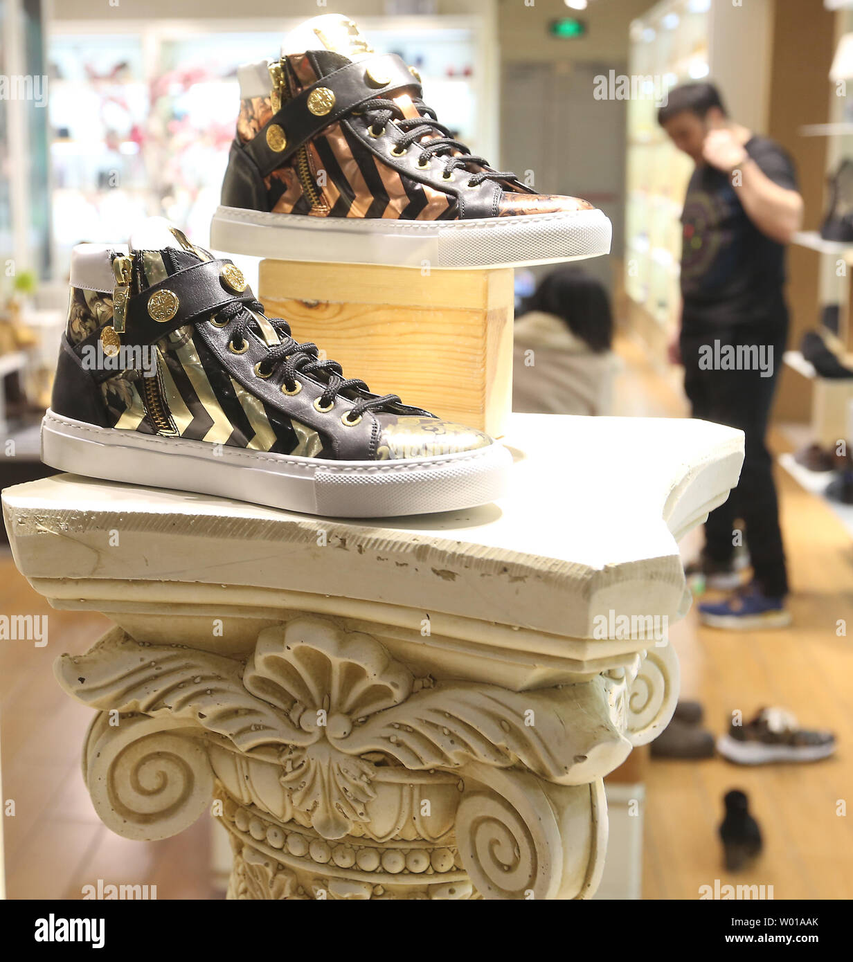 Decorado de alta-top zapatos tenis, que son el furor con jóvenes chinos, se  venden en una tienda de zapatos en Beijing el 1 de marzo de 2016. Los  jóvenes chinos están abrazando