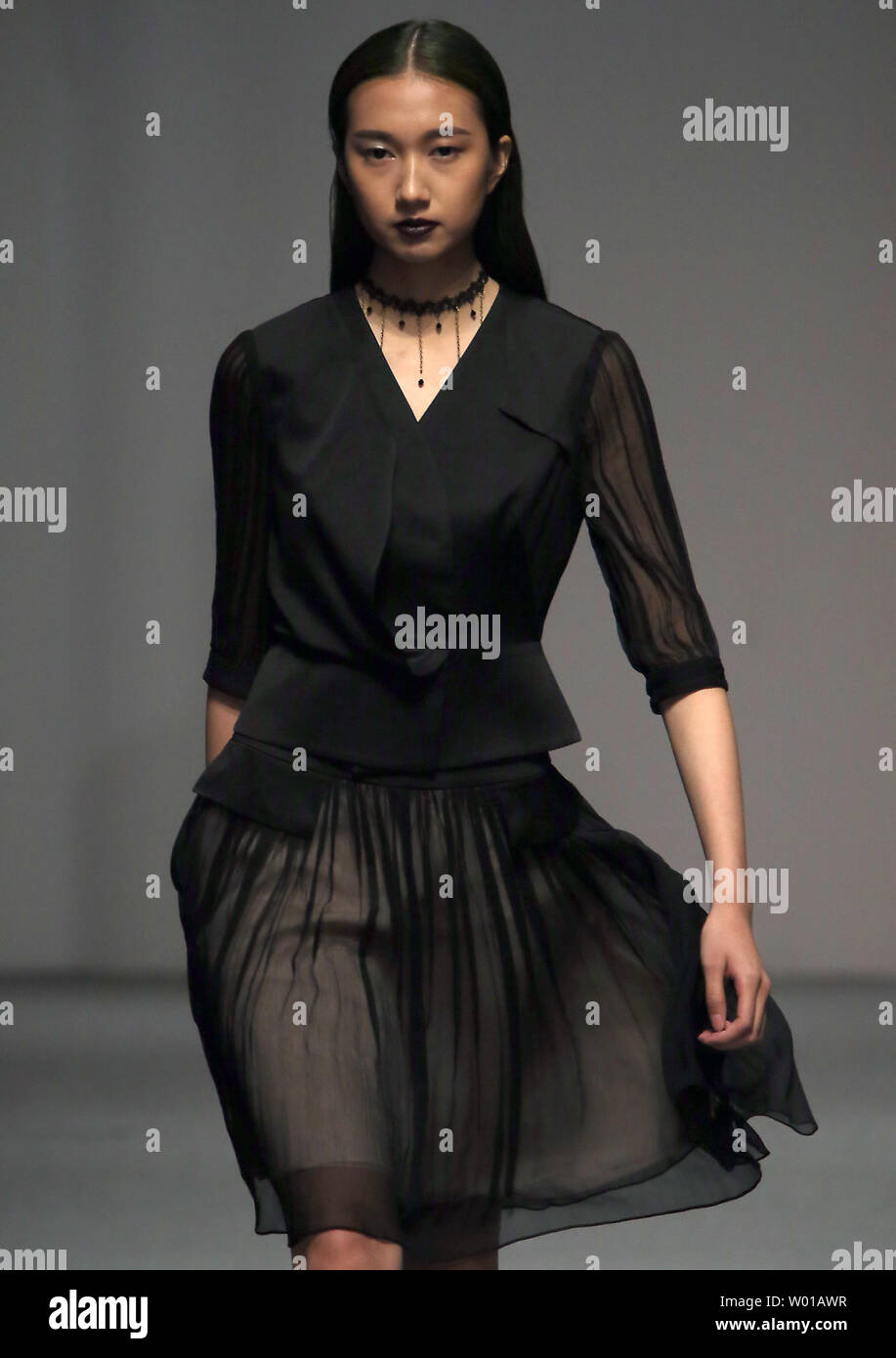 Modelos muestran diseños de moda por Zoual Yanti durante la semana de la  moda de China en Beijing el 31 de marzo de 2016. Diseñadores de moda chinos  se están convirtiendo en