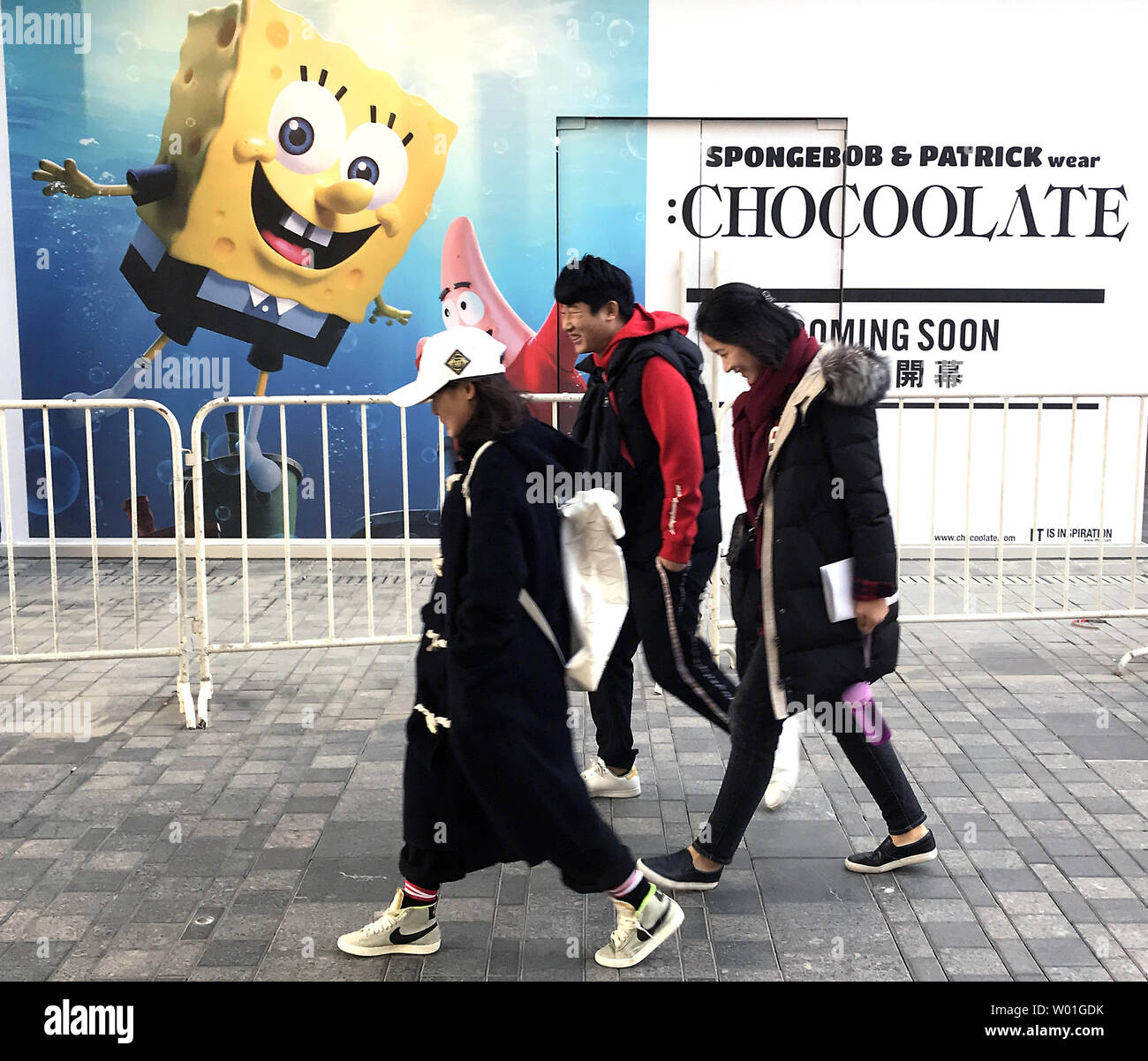 China ha pasado de una caminata pronto a abrir tienda de ropa con diseños  de personaje de cómic americano 'SpongeBob' en Beijing el 30 de noviembre  de 2018. Los símbolos culturales americanos