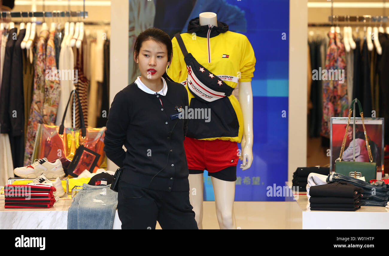 Un operador de tienda espera a compradores en Tommy Hilfiger usa la nueva  tienda insignia en Beijing el 30 de abril de 2019. A pesar de los continuos  conflictos comerciales y derechos