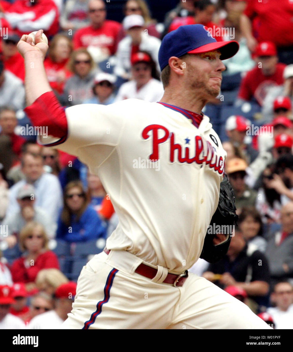 Philadelphia Phillies pitcher Roy Halladay ofrece un lanzamiento durante la primera entrada de la Nueva York Phillies Mets-Philadelphia juego en Citizens Bank Park el 30 de abril de 2011. UPI/John Anderson Foto de stock