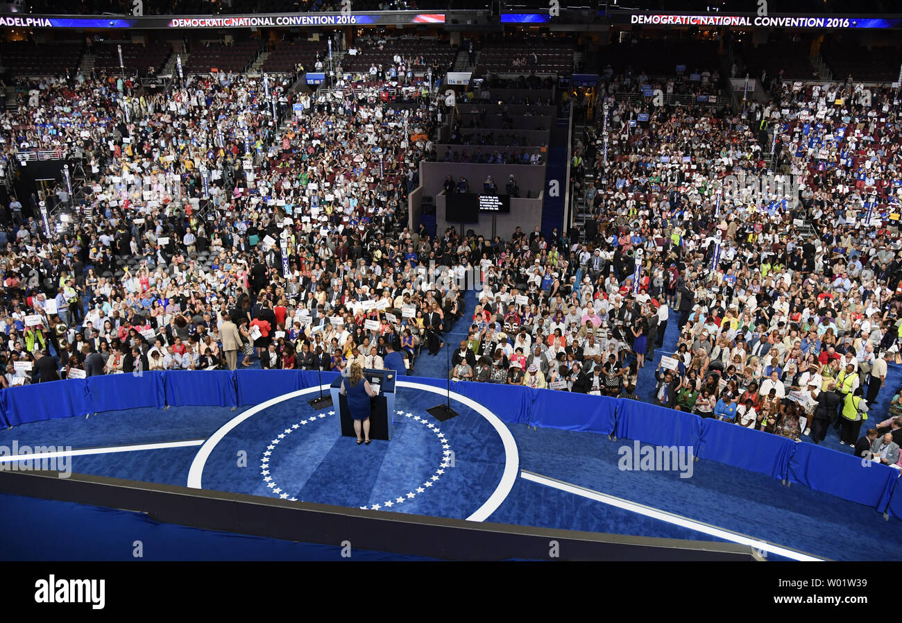 Delegado de Portland, Maine, Diane Russell hacer observaciones durante la Convención Nacional Demócrata en el Wells Fargo Center de Filadelfia, Pennsylvania el 25 de julio de 2016. Los delegados podrán confirmar la nominación de Hillary Clinton y Tim Kaine como los demócratas para las elecciones de noviembre. Foto por Mike Theiler/UPI Foto de stock