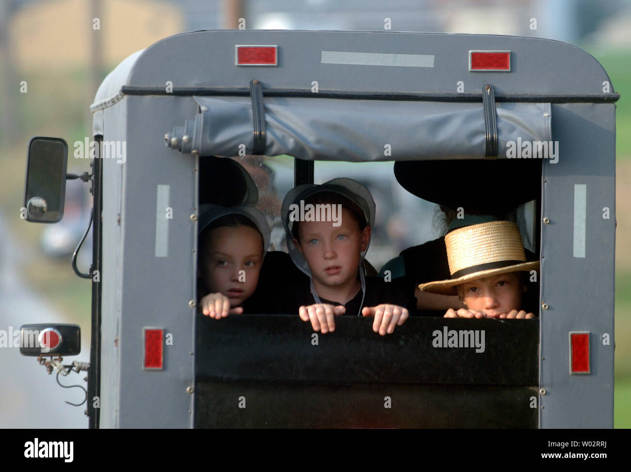 Una familia Amish hace su camino a una ceremonia de una de las víctimas del lunes escuela Amish tiroteos, en Nickel Mines, Pensilvania, el 4 de octubre de 2006. El lunes pistolero Charles Roberts IV irrumpió en la escuela Amish matando a varias muchachas antes de girar la pistola en sí mismo. (UPI foto/Kevin Dietsch) Foto de stock