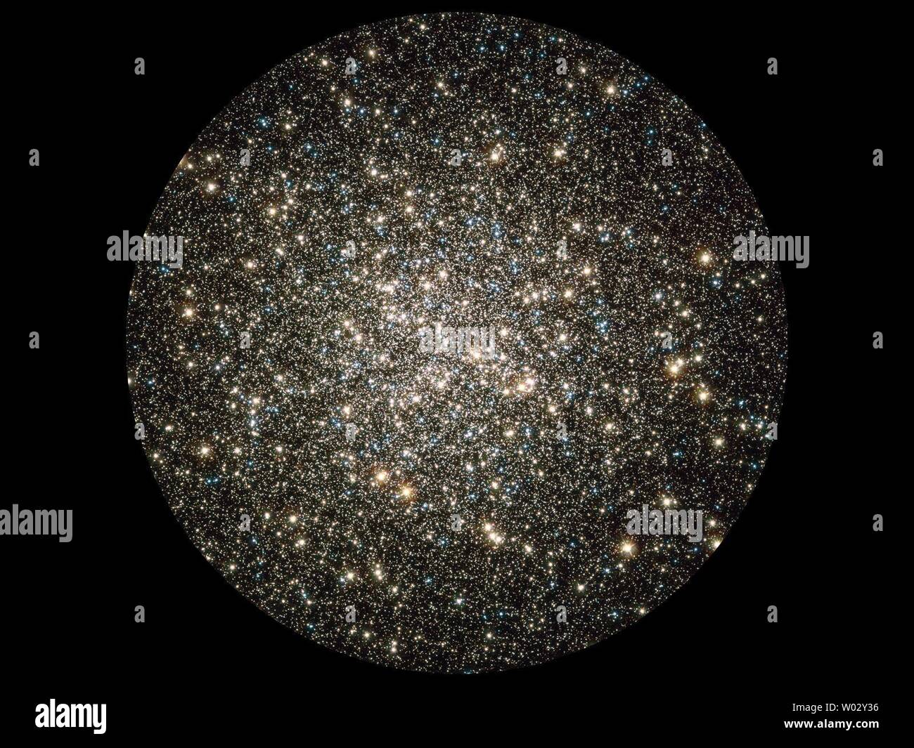 Un compuesto de archivado de datos del Telescopio Hubble tomadas con la cámara planetaria gran angular 2 y la Cámara Avanzada para estudios proporciona una visión de muchos cientos de miles de estrellas en movimiento en el cúmulo globular M13, uno de los mejores y más brillantes conocidos cúmulos globulares en el cielo del norte. M13 es el hogar de más de 100.000 estrellas y ubicado a una distancia de 25.000 años luz. UPI/NASA Foto de stock
