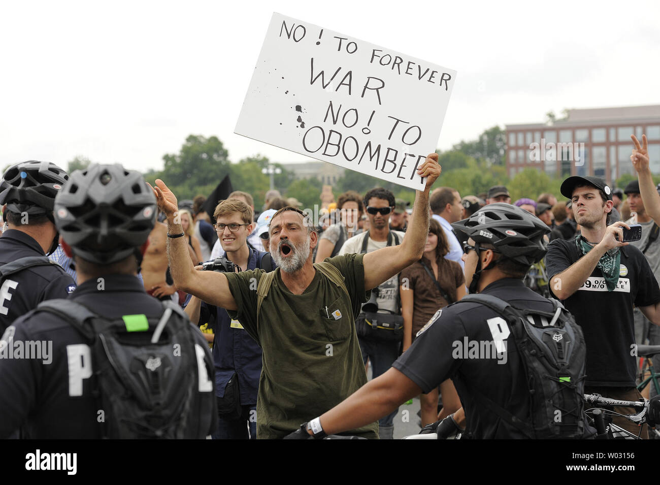 La DNC manifestantes tratan de marzo fuera de las zonas designadas