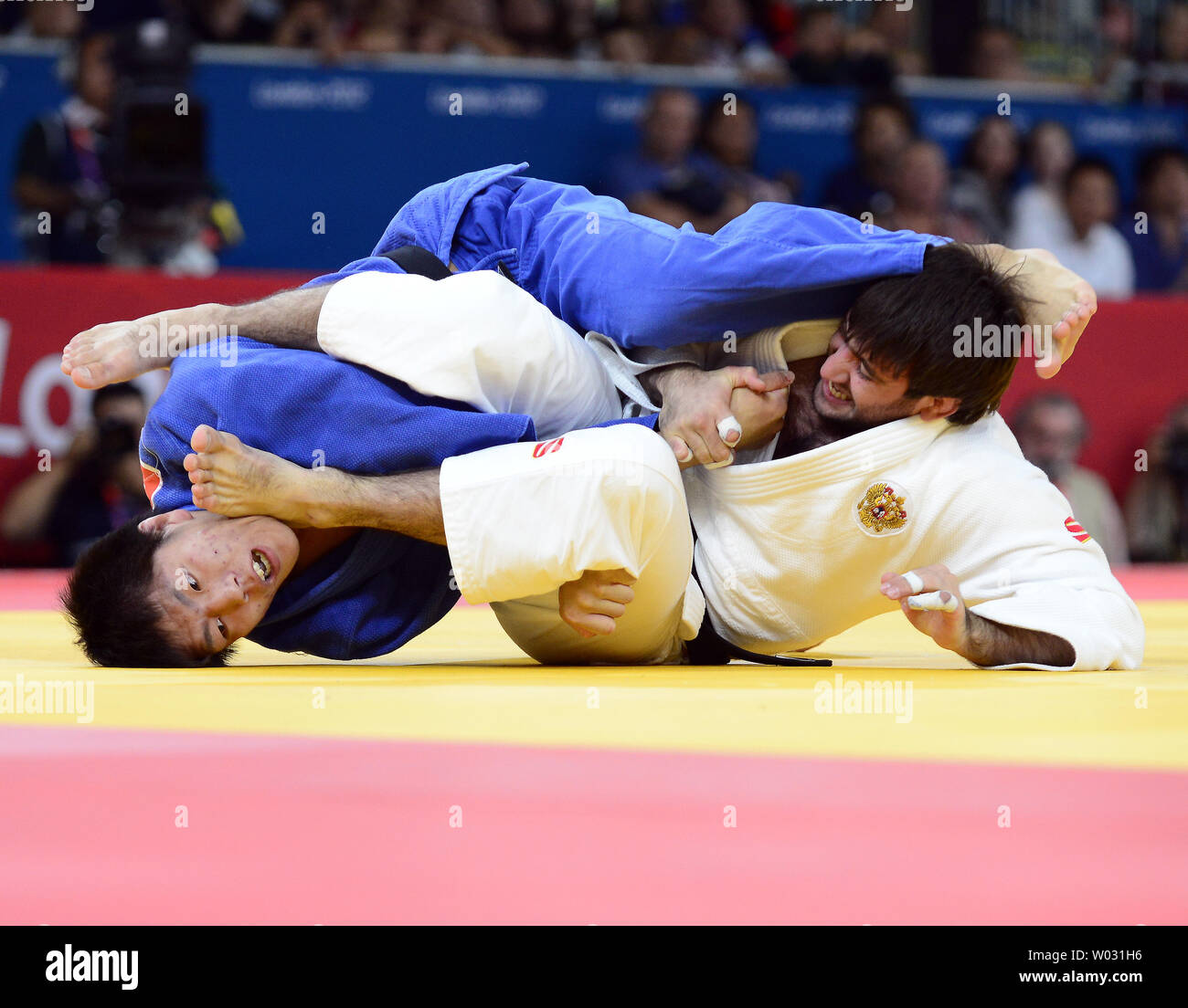 Mansur Isaev de Rusia y Riki Nakaya del Japón en acción durante su medalla de oro coinciden en el hombre de 73 kg de Judo en la final de Londres 2012 Juegos Olímpicos de Verano el 30 de julio de 2012 en Londres. UPI/Ron Sachs Foto de stock