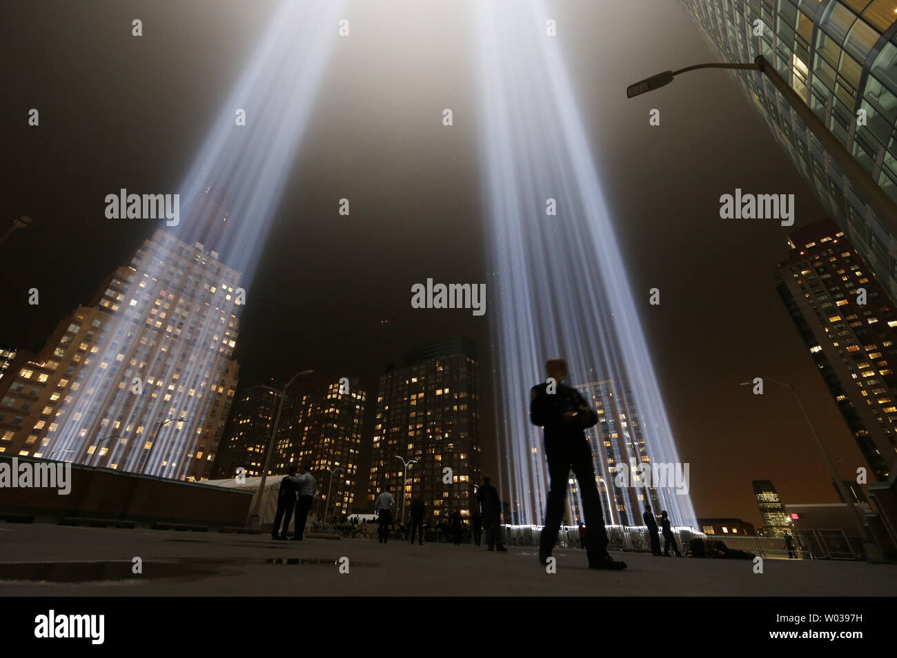 Las torres gemelas homenaje en instalación de arte de luz brilla en el Bajo  Manhattan, cerca del World Trade Center en el 17º aniversario de los  ataques terroristas contra el World Trade
