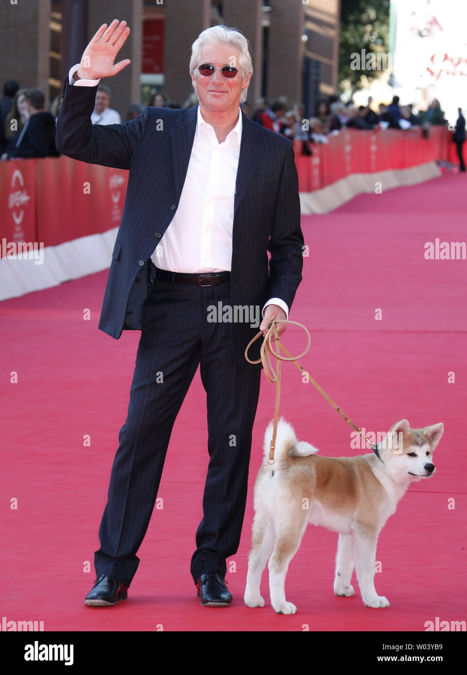 Richard Gere y el perro de la película "Un perro de la historia" llegan a  la alfombra roja antes de la proyección de la película durante el 4º  Festival Internacional de Cine