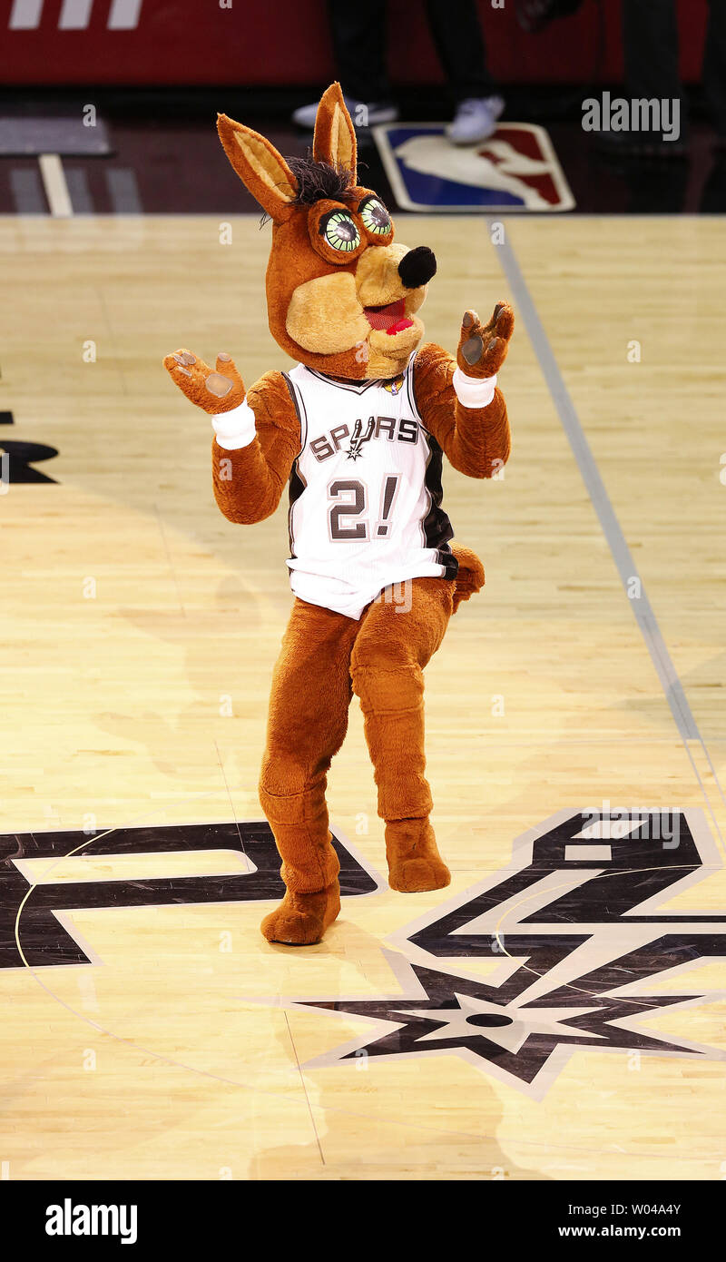 San Antonio Spurs mascota El Coyote obtiene la multitud involucrados contra  el calor de Miami en el juego 2 de la final de la NBA en el AT&T Center en San  Antonio,