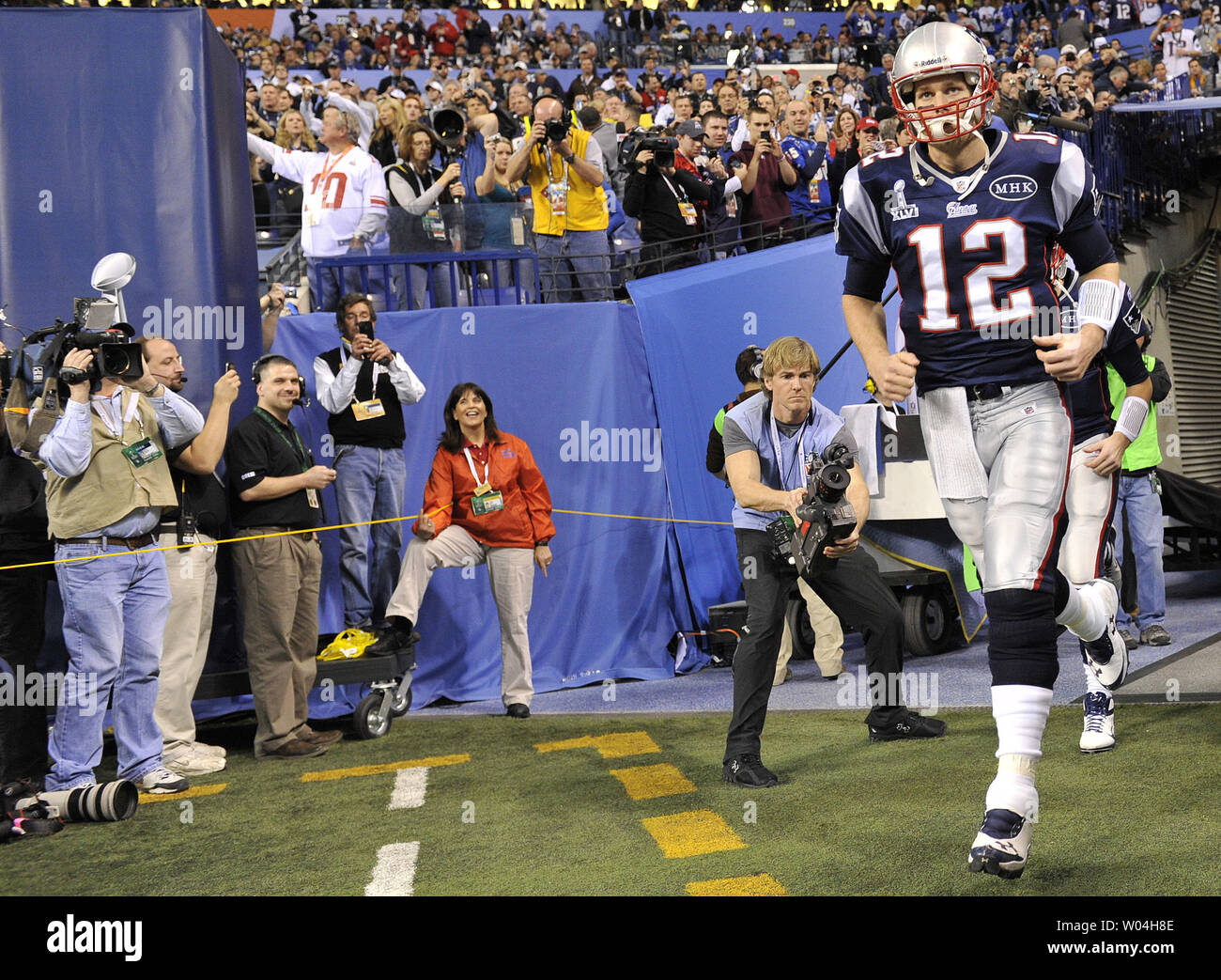 Los New England Patriots quarterback Tom Brady corre hacia el campo en el Super Bowl XLVI en el estadio Lucas Oil el 5 de febrero de 2012 en Indianápolis. Campeón de la NFC New York Giants juegan el campeón AFC New England Patriots. UPI/Kevin Dietsch Foto de stock