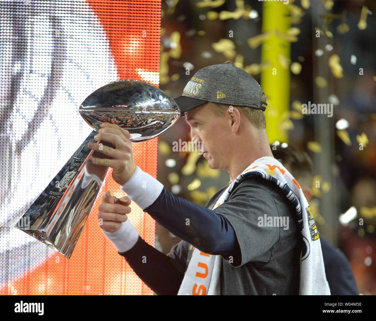 Dominant defense carries Manning, Broncos to 24-10 Super Bowl win