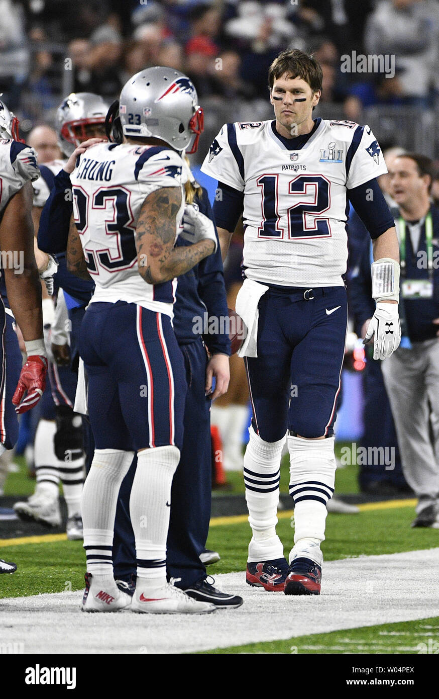 Los New England Patriots quarterback Tom Brady (12) camina al margen  durante el tercer trimestre del Super Bowl LII en U.S. Bank Stadium en  Minneapolis, Minnesota, el 4 de febrero de 2018.