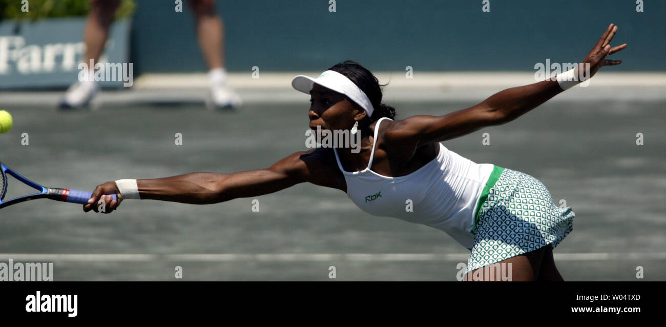 Venus Williams alcanza para una bola en la red en su camino para derrotar a Conchita Martínez 2-6, 6-2, 6-1 para ganar el campeonato de la Copa del círculo familiar en Domingo, Abril 18, 2004 en Charleston, Carolina del Sur (UPI foto/Nell Redmond) Foto de stock