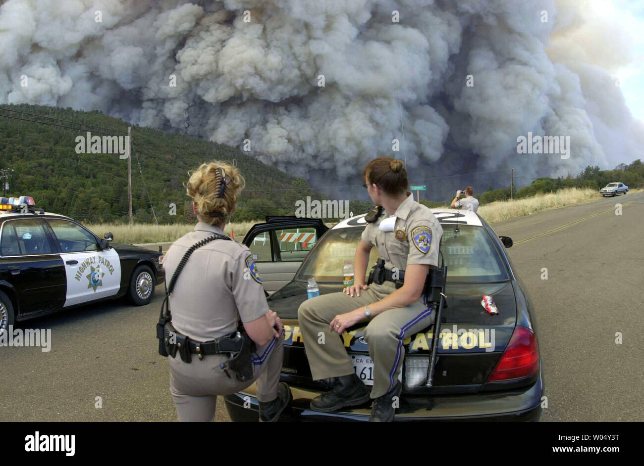 Oficiales De La Chp Tracy Vanemmerrik L Y Glenda Lopez Ver Una Monstruosa Nube De Humo Enfoque Octubre 28 03 Como A Diez Millas De Largo De La Pared De Fuego Sube