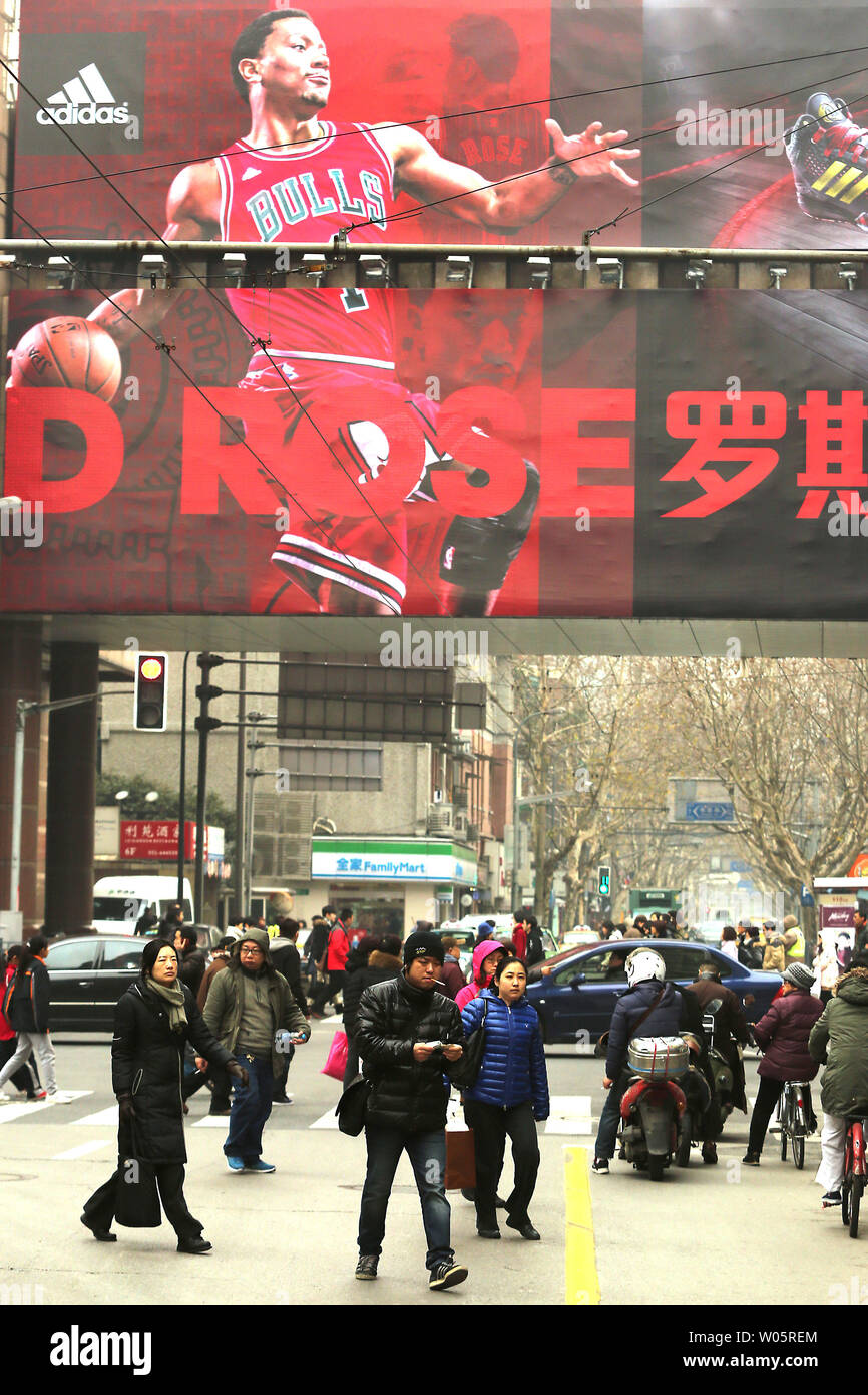 Camina más allá de un gigante chino Adidas anuncio promocionando sus  artículos deportivos y la NBA en Shanghai el 2 de febrero de 2015. Muchas  multinacionales de apoyo a las empresas de