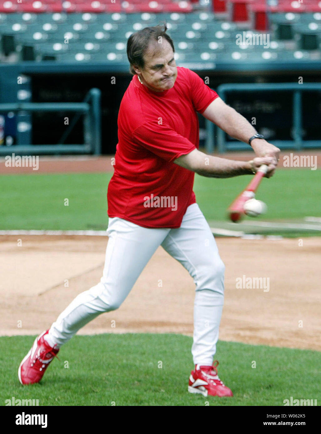 St. Louis Cardinals manager Tony LaRussa golpea una pelota de béisbol durante un día de sesiones de entrenamiento para su equipo en el Busch Stadium en San Luis el 14 de julio de 2005. Los Cardenales comienzan la segunda mitad de la temporada con un récord de 56-32, 11 juegos en la cima de la división central de la Liga Nacional. (UPI foto/Bill Greenblatt) Foto de stock