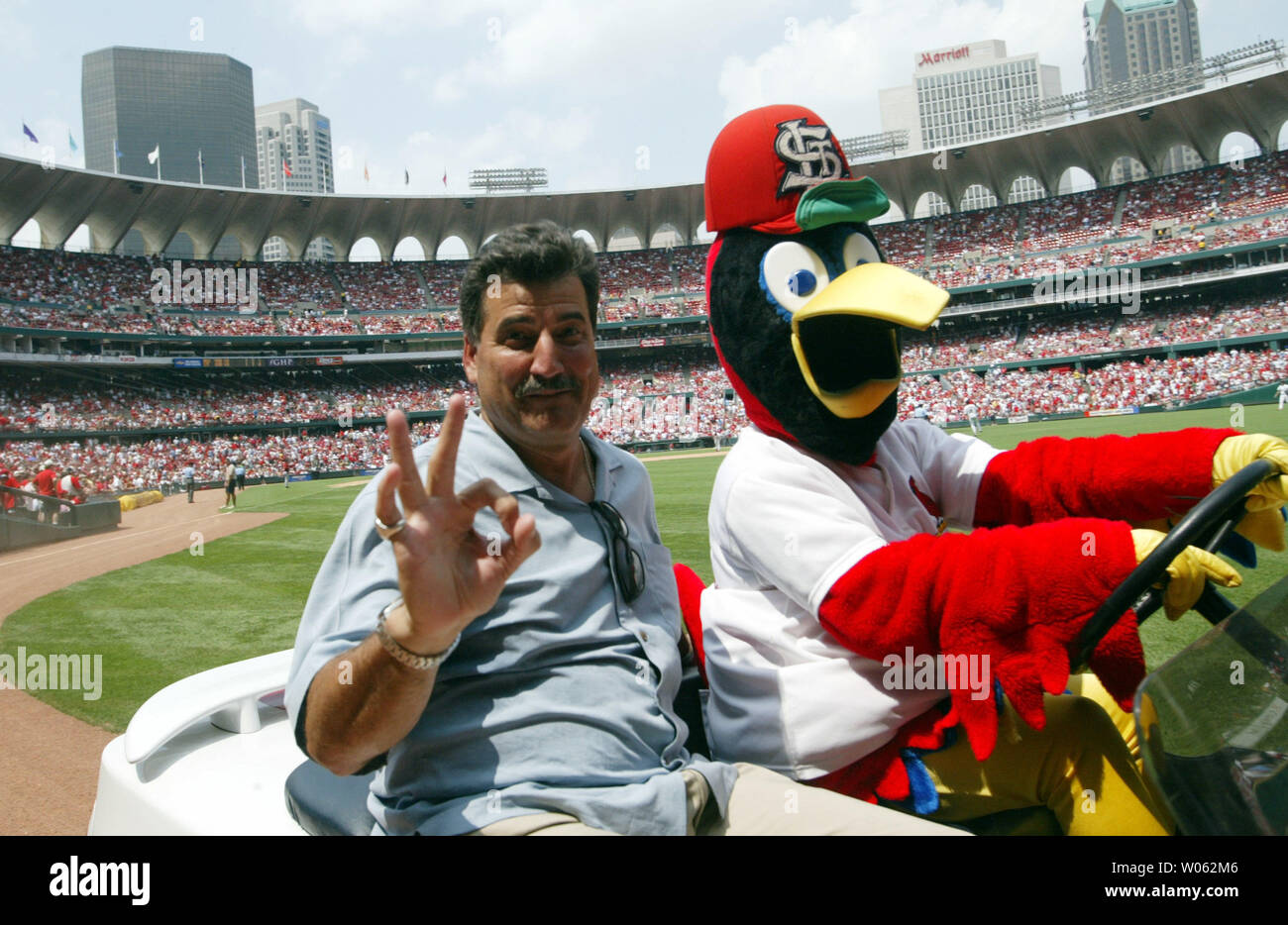 Ex St. Louis Cardinals primer baseman Keith Hernández obtiene un recorrido  desde los Cardenales mascota Fredbird antes de tirar hacia abajo el número  36 fuera del estadio Busch rightfield pared durante un