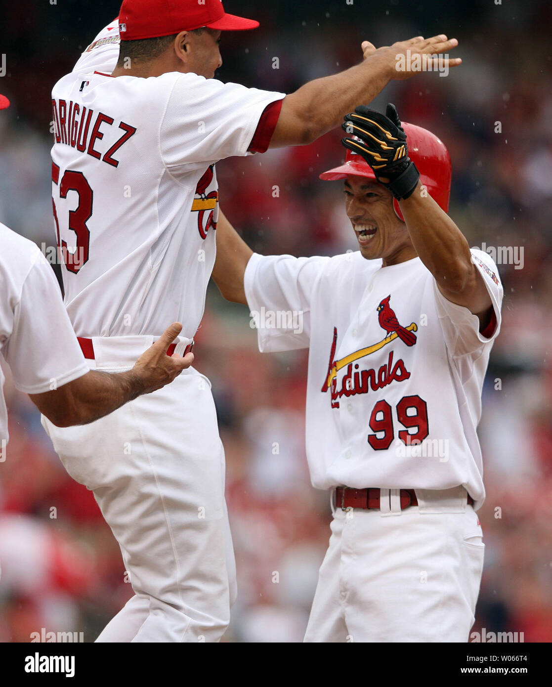 Los Cardenales de San Luis para Taguchi (R) es saludado por el salto de