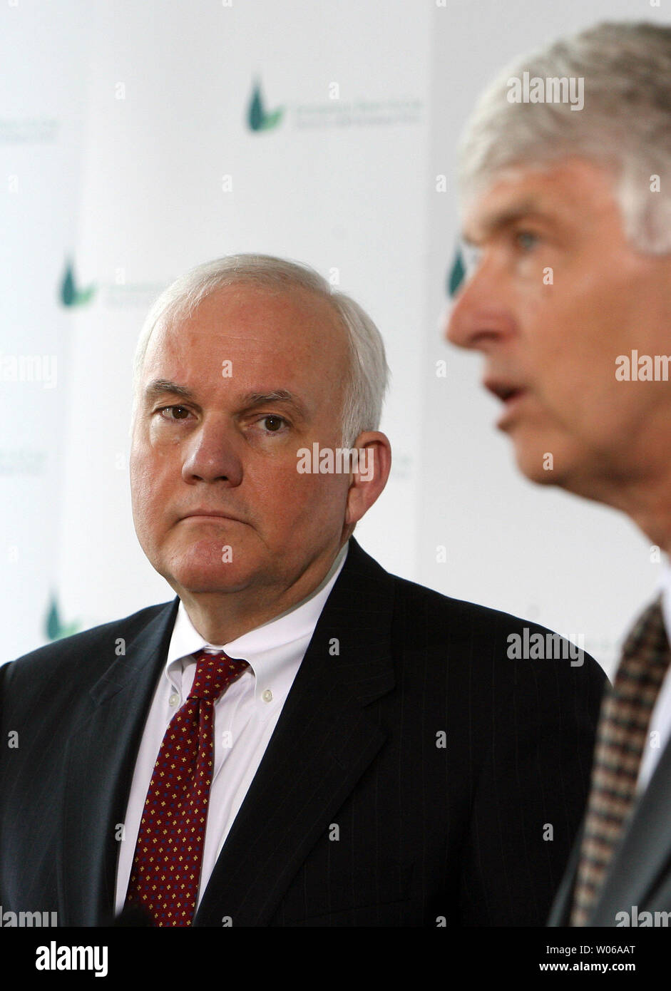 Andrew C. Taylor, Presidente y CEO de Enterprise RentACar (L) se