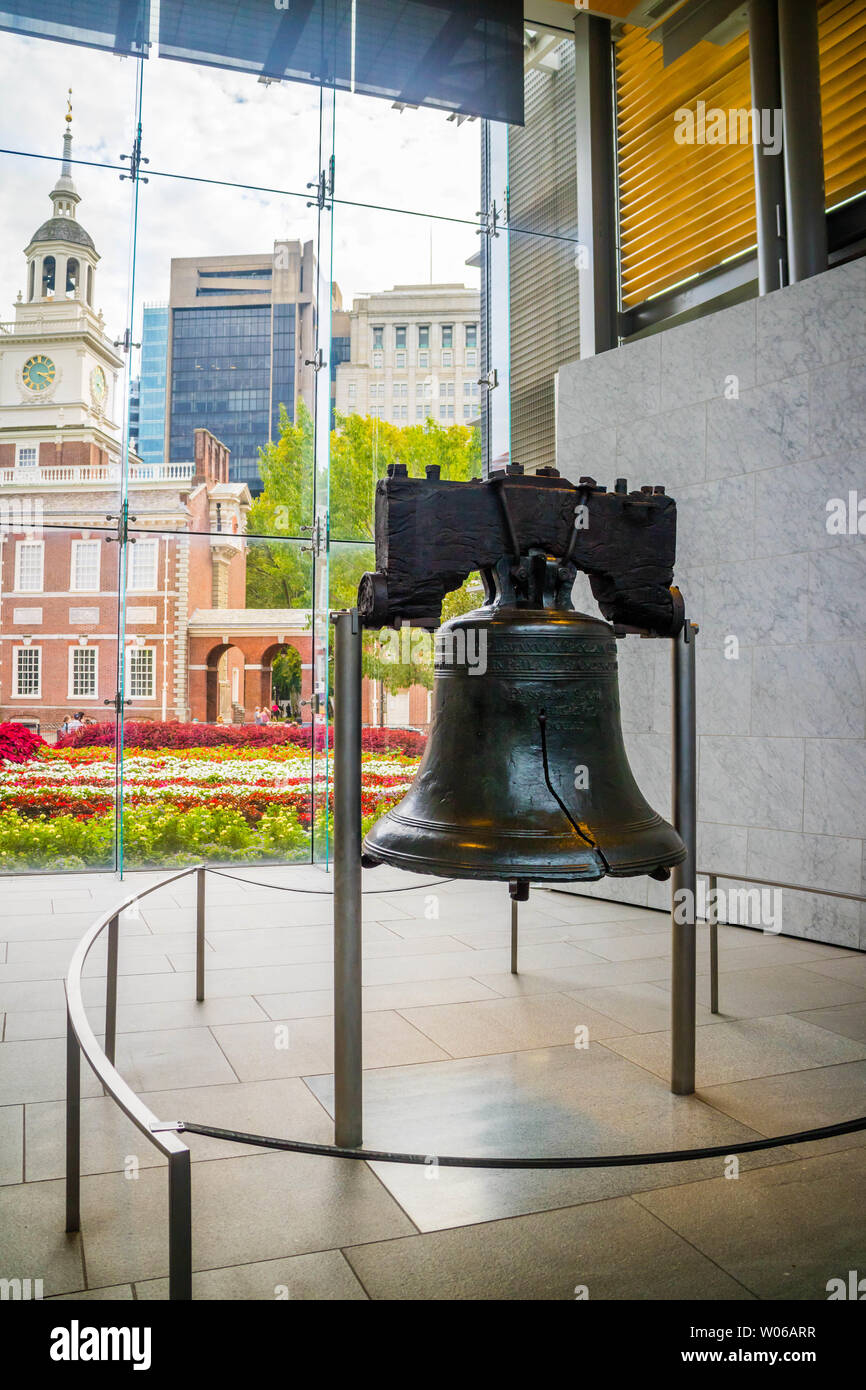 Pennsylvania, PA, USA - Septiembre 22, 2018: La gran campana de la libertad por razones de área de distrito histórico Foto de stock