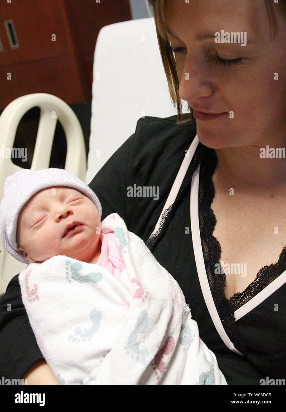 Leigh Stoner De Valley Park Missouri Observa A Su Nuevo Bebe Madeleine Lily St Johns Dormir En El Centro Medico Mercy En Perspectiva Coeur Missouri El 1 De Enero De 08 Stoner