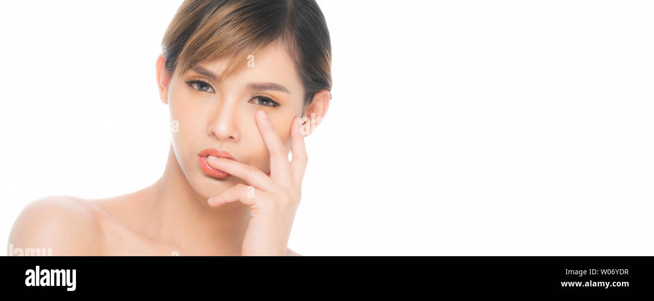 Joven hermosa chica Asiática (20-30 años) con limpiar la piel fresca sobre fondo blanco. Foto de stock