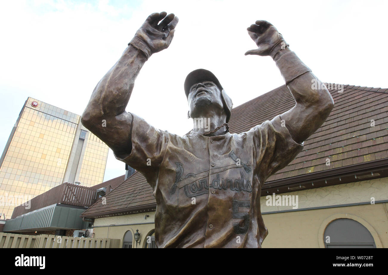 Las seis semanas de edad, estatua de ex St. Louis Cardinals slugger Albert Pujols está fuera de la Pujols restaurante 5 Un día después de que él anunció que había firmado un contrato de diez años con los ángulos de Anaheim, en Maryland Heights, Missouri, el 9 de diciembre de 2011. Pujols, quien jugó 11 temporadas en St. Louis presta su nombre a la parrilla y popular no es un propietario. Varios grupos han cancelado fiestas y enojado e-mails y teléfono callls han ocurrido después de hecha la annpouncement Pujols. UPI/Bill Greenblatt Foto de stock