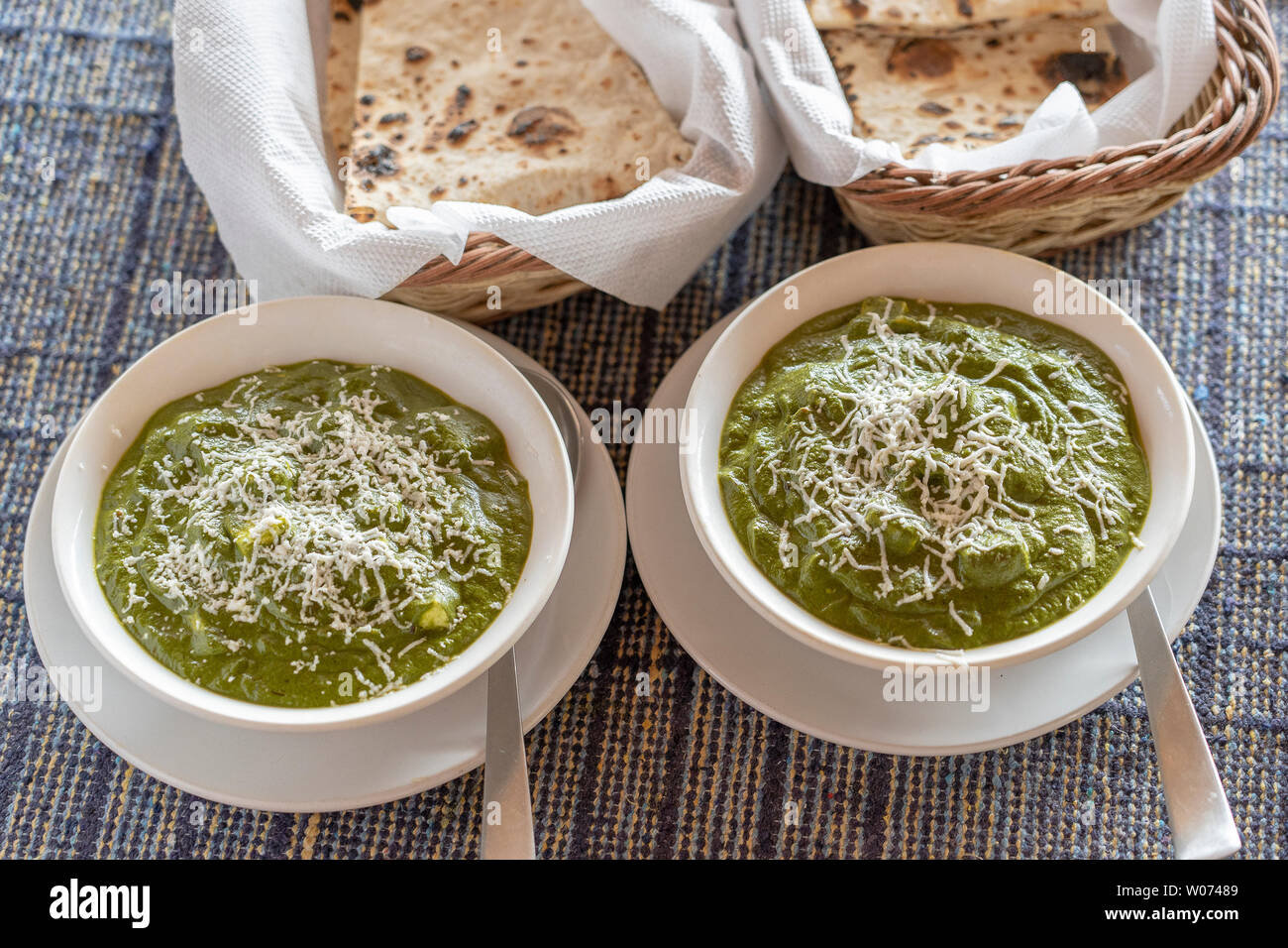 Palak paneer o espinacas y queso cottage curry es un plato principal recetas  saludables en la India. India popular saludable almuerzo, cena menú de  comida, servida con Fotografía de stock - Alamy