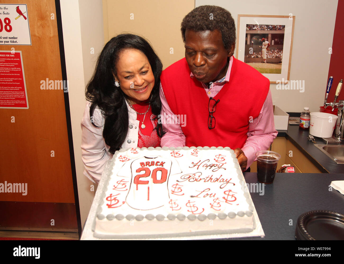 Antiguo de los Cardenales de San Luis y el National Baseball Hall of Fame  estados Lou Brock sopla las velas de su pastel de cumpleaños que celebra su  74º cumpleaños en una