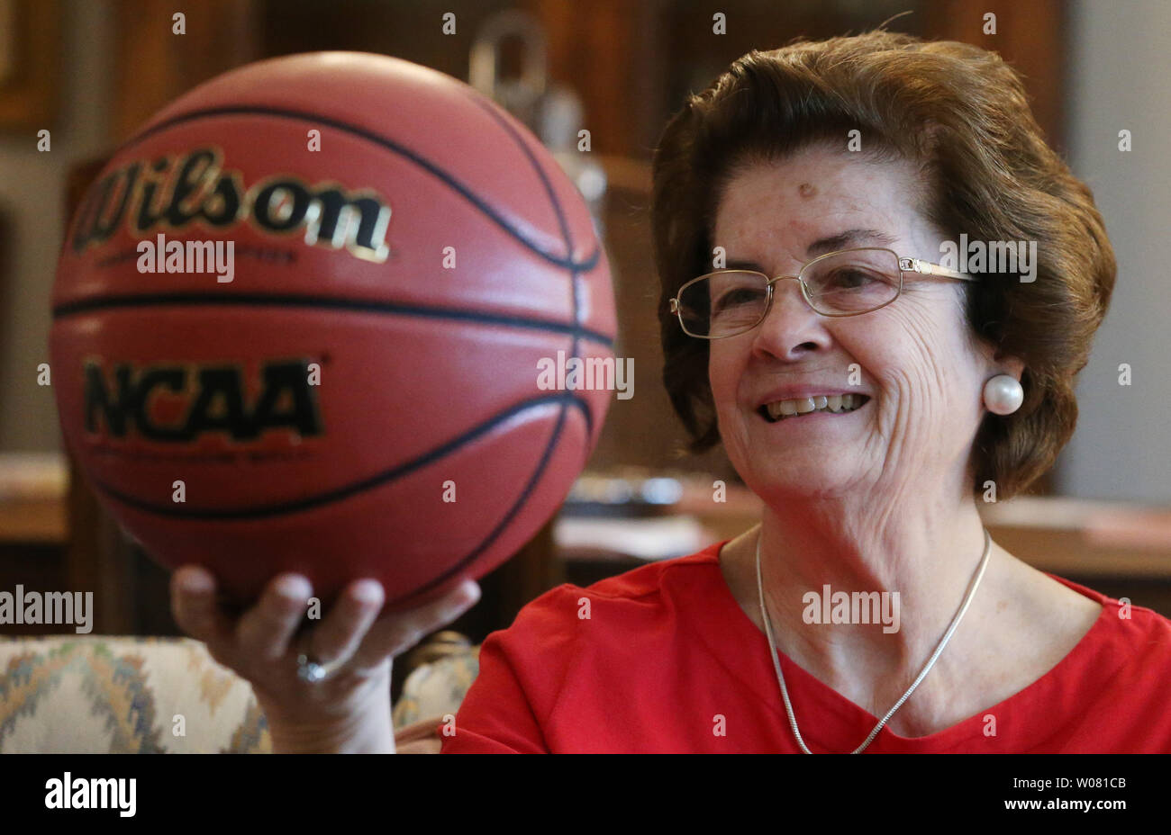Hellen Naismith Dodd Carpenter, la nieta de James Naismith, el creador del  juego de baloncesto, muestra una pelota de baloncesto en su casa de la  ciudad y el país, Missouri, el 27