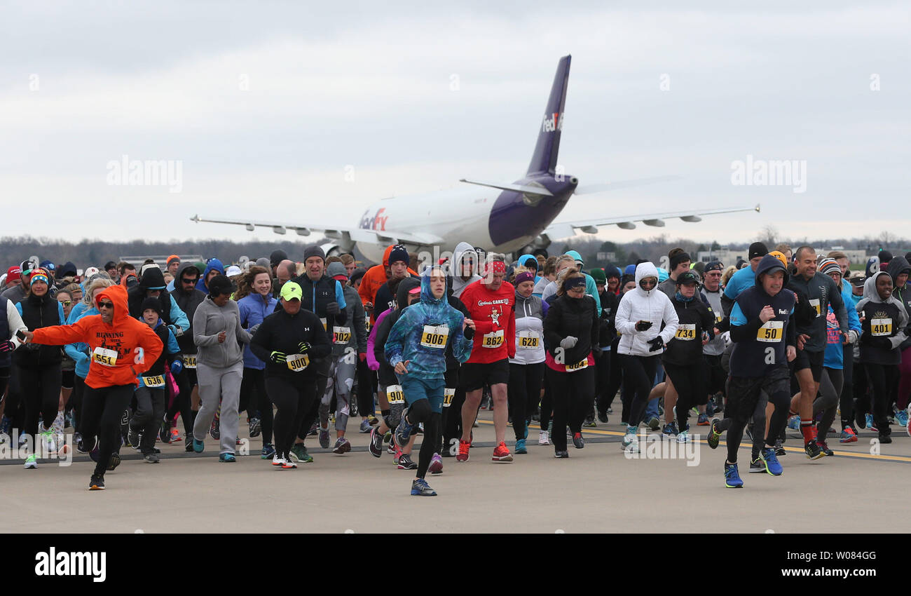 La primera carrera de 5K comienza en la pista de aterrizaje en el aeropuerto  internacional Lambert de St. Louis STL durante el día en la pista de  aterrizaje en San Luis, el