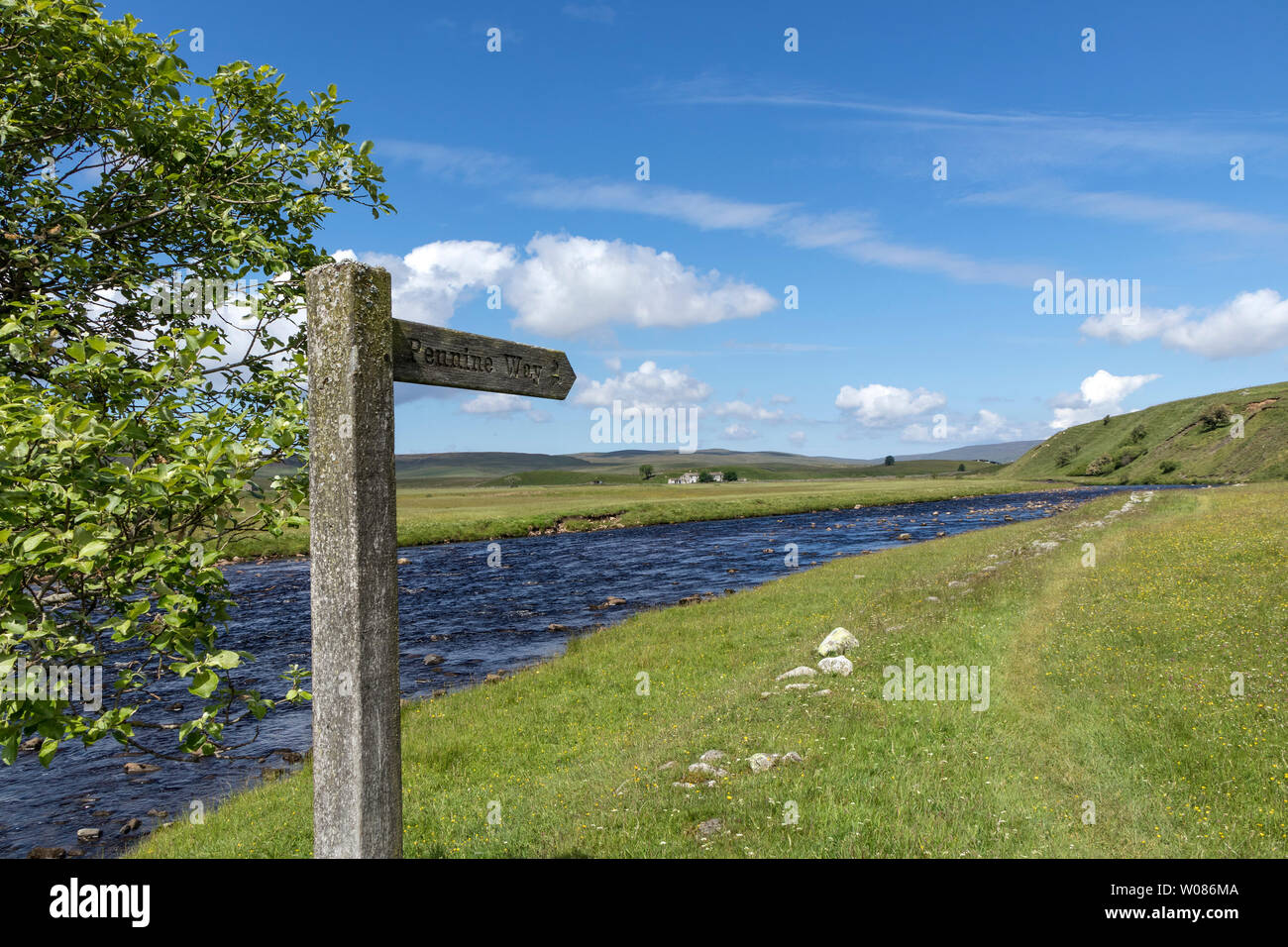 El Pennine Way y río Tees en Puente Cronkley en verano con Vía Apeninos puesto el dedo señalando hacia el norte al oeste, el bosque de Teesdale, Condado de Durham, Reino Unido Foto de stock