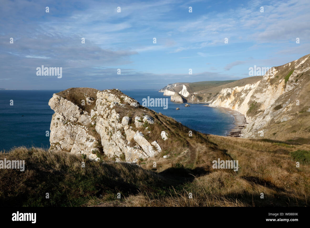 Vista desde la puerta de Durdle Dungy Cabeza a Cabeza Swyre y sobre la Costa Jurásica de Dorset, Inglaterra, Reino Unido. Foto de stock