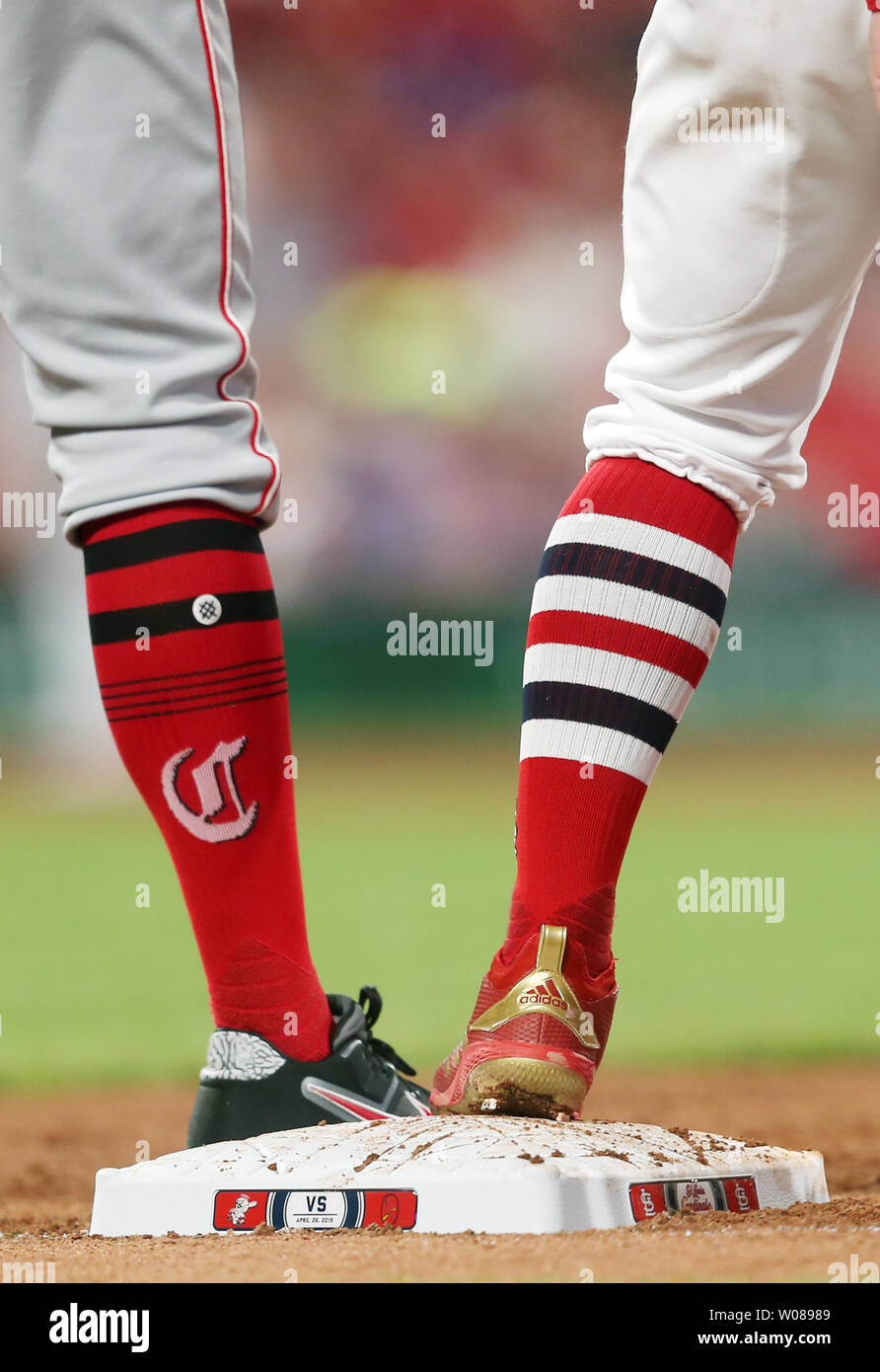 Los Rojos de Cincinnati Joey Votto (L) y St. Louis Cardinals Kolten Wong  llevar calcetines altos en primera base durante su juego en el Busch  Stadium en San Luis el 26 de