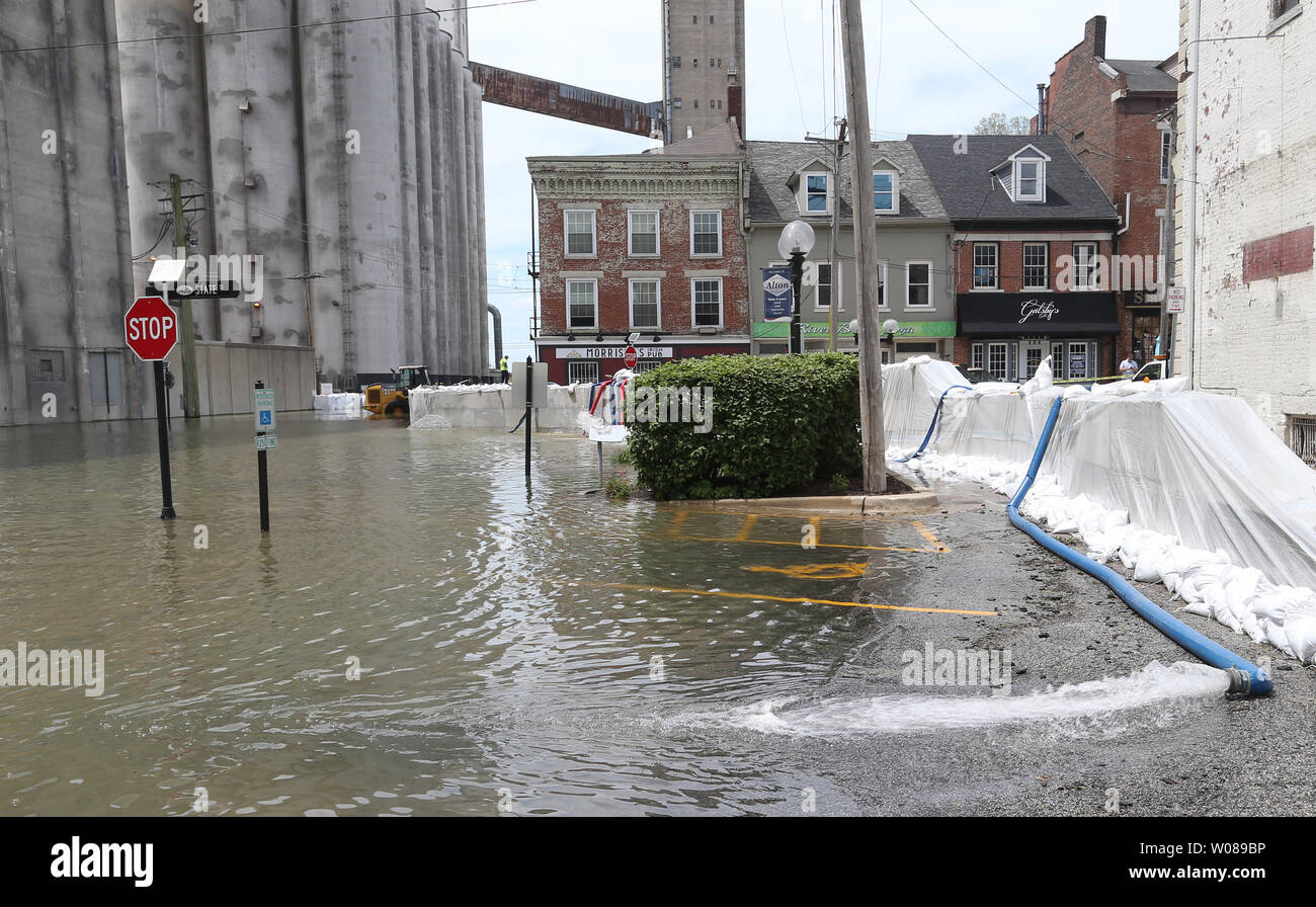 Las Aguas De La Inundacion Se Bombea A Traves De La Pared