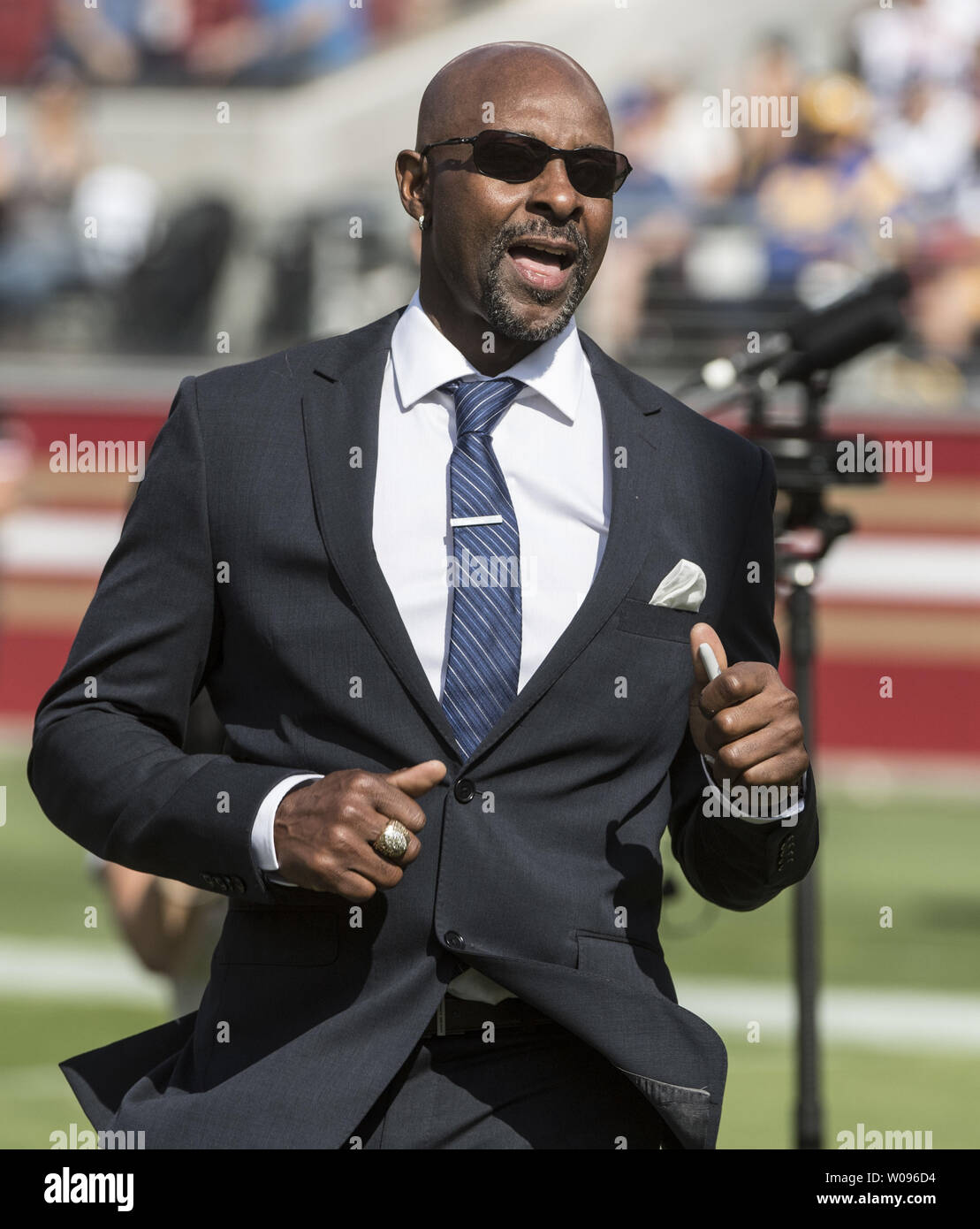 Los 49ers de San Francisco y alumni miembro del Salón de la Fama Jerry Rice  se presentó antes del partido en el estadio de Levi's en Santa Clara,  California, el 21 de