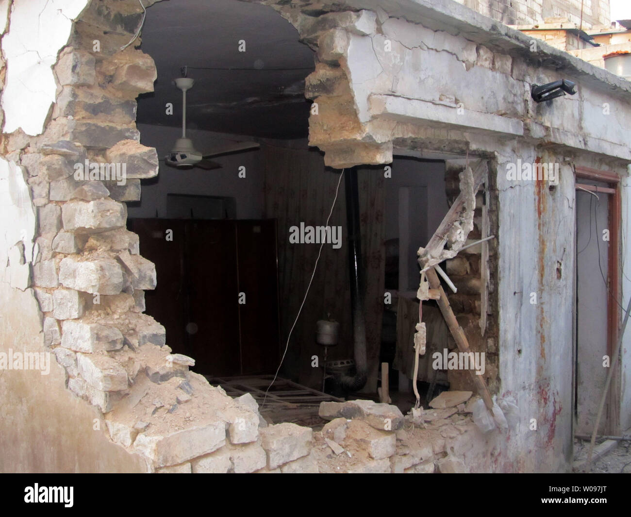 Las viviendas dañadas son vistos en Bab Amro, en la ciudad de Homs, Siria el 14 de febrero de 2012. Las fuerzas del gobierno sirio renovaron su asalto a la ciudad rebelde de Homs Martes en lo que los activistas se describe como el mayor bombardeo en días, como jefe de derechos humanos de la ONU ha suscitado el temor de una guerra civil. UPI Foto de stock